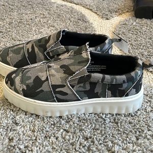 Forever 21 platform slip ons gray camo NWT